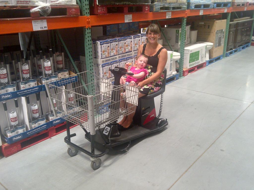 Beim Einkaufen in unserem Großmarkt. Ich hochschwanger, deshalb im Elektrogefährt.