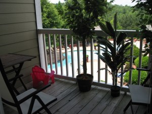 kleiner Balkon mit neuen Plastikpflanzen:)