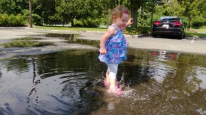 Magali feiert in der Pfütze