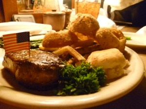 Bisonfilet mit Onionrings, French Fries und Spargel