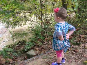 Versonnen schaute sie zu, wie das Wasser den Fluss hinabströmte