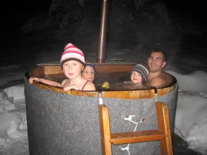 Andi im Bottich auf dem Stoos mit seinem Patenkind auf Schoß