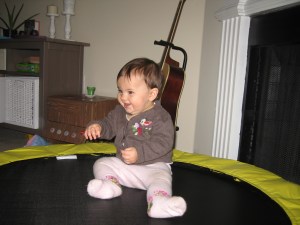 Kayla freut sich tierisch, weil sie jetzt auch aufs Trampolin klettern kann